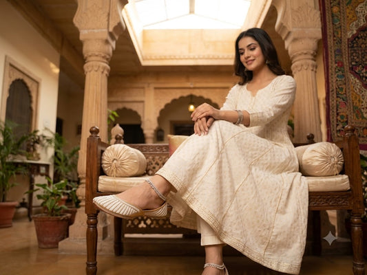 Women’s Punjabi Jutti Embroidered Gold Mojari